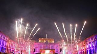 Vor und hinter dem bunt illuminierten Schloss wird bei „Schloss in Flammen“ das Feuerwerk gezündet.
