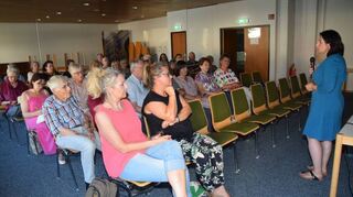 Fadime Tuncer (r.) spricht in Schriesheim vor Ehrenamtlichen über die Erfolge der örtlichen Integrationshilfe.