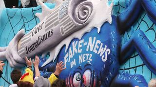 Guter Journalismus als Mittel gegen Falschnachrichten: So sieht es jedenfalls ein Motivwagen auf dem Rosenmontagszug in Düsseldorf.