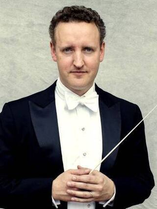 Michael Francis dirigiert.