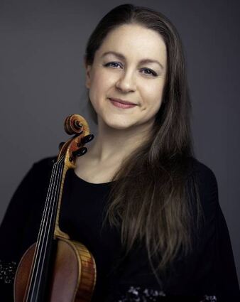 Geigerin Jeanette Pitkevica tritt am 16. Juli in Viernheim auf.