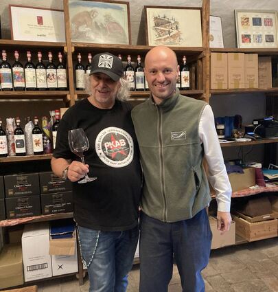 Peter Kapp mit dem Chef der Fattoria Nitardi, wo auch das Olivenöl für eine frühere Brotspezialität Kapps herstammt.
