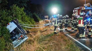 Stundenlang sind die Helfer nach dem schweren Unfall auf der B 47 im Einsatz, doch für zwei Männer kommt jede Hilfe zu spät.