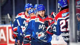 Hier jubelt Tim Wohlgemuth noch im Trikot der Adler Mannheim über einen Treffer gegen München.