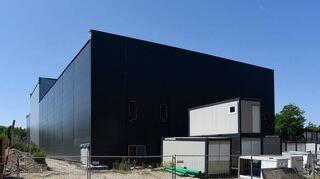 Der Bau der Ersatzspielstätte „Oper am Luisenpark“, kurz OPAL, wird teurer.