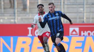 Die Farben stimmen schon einmal: Jonas Carls (hier im Test gegen Essen) im Trikot des SC Paderborn.