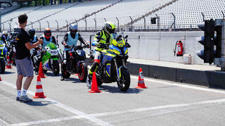 Teil des Konzepts sind sportliche Fahrten auf dem Hockenheimring. In den blauen Leibchen sind Gewinner eines Wettbewerbs, den die Polizei auf Social Media-Kanälen im Zuge des Bike-Konzepts ausgeschrieben hat.