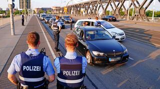 Großkontrolle am Freitagabend auf der Konrad-Adenauer-Brücke in Richtung Ludwigshafen. Im Visier hatten die Beamten Drogen- und Alkoholfahrten.