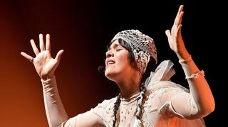 Eingeschränkt durch Husten konnte Headlinerin  Bat For Lashes die hohen Erwartungen nicht ganz erfüllen.