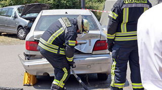 Die Feuerwehr übte, wie man ein Unfallopfer aus einem Auto befreit.
