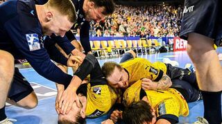 Der Augenblick der Erlösung: Uwe Gensheimer (rechts unten) sinkt nach dem Finale auf den Boden. Die Kollegen werfen sich auf ihn.