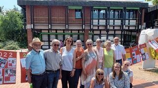 Das Team der Zweigstelle der Stadtbibliothek und des Fördervereins feierte trotz Hitze mit vielen Besucherinnen und Besuchern.