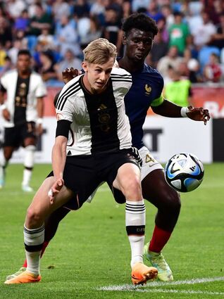Flexibler Stürmer: Im U-17-EM-Finale setzt sich Max Moerstedt (l.) gegen Frankreichs Kapitän Joachim Kayi Sanda durch.
