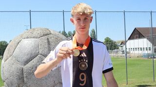 Max Moerstedt präsentiert im Hoffenheimer NLZ seine Goldmedaille.