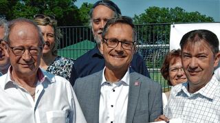 Ralf Eisenhauer (links) gratuliert SV-Chef Michael Greulich.