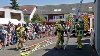 Viele Zuschauer trotz Hitze: Bei einer Vorführung zeigte die aktive Mannschaft der Freiwilligen Feuerwehr am benachbarten Pumpwerk ihr Können.