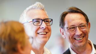 SPD-Kandidat Thorsten Riehle (links) mit Ehemann Markus Schwarz-Riehle im Stadthaus.