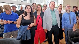 Gebannte Blicke und gemische Stimmung bei den Grünen um den Kanidaten Raymond Fojkar (M.).