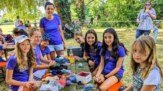 Neckar-Berg, 18.06.2023. Die Kindergruppe der Ladenburger NaturFreunde um Liana de Martin del Zotto lädt zum Mitbasteln ein.