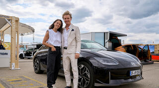 mid Groß-Gerau - An der Seite des einstigen Formel-1-Weltmeisters Nico Rosberg geht Sängerin Vanessa Mai auf Probefahrt im elektrischen Ioniq 6.