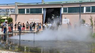 Der Wassernebel zwischen den Schenkeln der U-Halle auf dem Spinelli-Gelände der Bundesgartenschau.