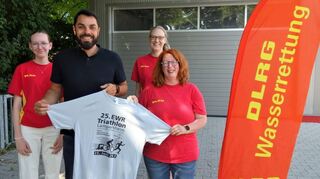 DLRG und EWR präsentieren die Shirts: Susanne Hanselmann (v.r.), Ivone Glaschke, Dominik Nagel, Denise Glaschke.