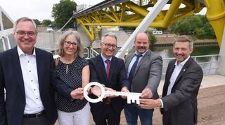 Symbolische Schlüsselübergabe mit Bürgermeistern und Projektverantwortlichen.