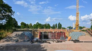 Die Verschalung für die Betonierung der Stützen der Sudetenstraßenbrücke.
