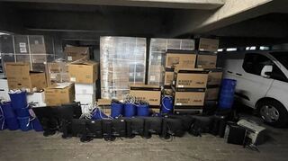 Nach Verschrottung aller PCs: Neue Rechner und Bildschirme warten in der Tiefgarage der Kreisverwaltung in Ludwigshafen auf ihren Einbau.