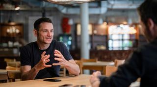 Regisseur Christian Weise (l.) erläutert im Interview das künstlerische Konzept seines „Karpficals“ zur Eröffnung der Schillertage.