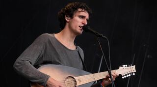 Der beglisch-ägyptische Songwriter Tamino führte zum zweiten Mal nach 2018 die wohl schönste Stimme in der Maifeld-Derby-Geschichte vor, übertrieb es aber mit der Melancholie. Aber auch das ist ein großer Pluspunkt des Festivals: Es kann nicht alles allen gefallen, aber die grundsätzliche Qualität der Acts ist trotzdem unstrittig.