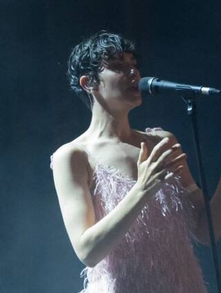 Mystisch: Die New Wave-Poetin Dillon im Palastzelt.