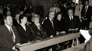Werner Schineller (v. l.) sitzt bei den zahlreichen Staatsbesuchen im Dom mit seiner lieben Frau Roswitha in der ersten Reihe neben Hannelore Kohl, dem britischen Premiers John Major, dessen Frau Norma und Kanzler Helmut Kohl.