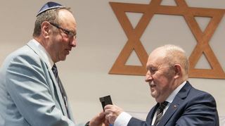 Früh erkannte Werner Schineller den Wert einer jüdischen Gemeinde für die Stadt Speyer, förderte den Neubau einer Synagoge. Israel Epstein würdigt ihn dafür mit einer Medaille.