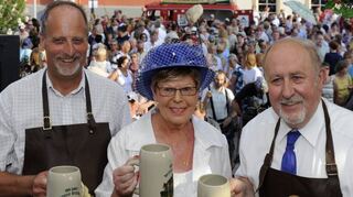 Bieranstich zum 100. Speyerer Brezelfest mit Jochen Keilbach von Eichbaum und der langjährigen Vereinsvorsitzenden Heike Häußler.