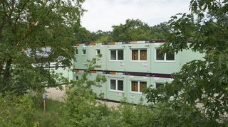An der ehemaligen Forstschule bei Hüttenfeld befinden sich die Wohncontainer für Geflüchtete aus der Ukraine.
