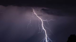 Nach heißen Wochenstart müssen sich die Menschen im Südwesten auf teils stärkere Gewitter einstellen.