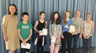 Die Preisträger mit den Verantwortlichen des Lessing-Gymnasiums.