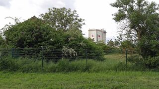 Das Goetheplatz-Gelände beginnt hinter dem Zaun. Links ist der Gebäudeteil der ehemaligen Firma Barth, hinter der Bahnlinie der Turm von Baumit zu sehen.