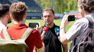 Danny Galm, der neue Cheftrainer des SV Sandhausen, stellt sich im Stadion bei seinem ersten Medientermin den Fragen der regionalen Pressevertreter.