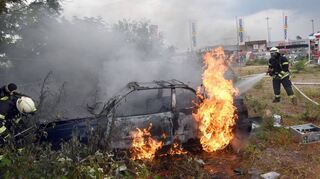 Ein VW Golf Cabrio ist am Dienstagabend in Neu-Edingen in Flammen aufgegangen. Die Feuerwehr war schnell vor Ort und konnte ein Ausbreiten der Flammen verhindern.