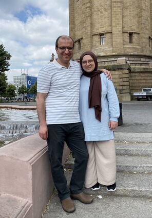 Hüsnü und Nebihan Yilmaz vor dem Wasserturm.