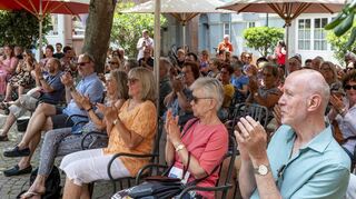 So kann es gerne weitergehen mit dem kulturellen Austausch mit der neuen englischen Partnerstadt Chichester. Dem Publikum hat jedenfalls der Auftritt der Musikerinnen und Musiker bestens gefallen.