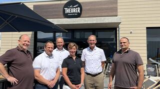 Markus Sigle (v.l.), Achim Weitz, Hans-Jürgen Birk, Elke Sigle, Michael Kessler und Architekt Matthias Dietsche vor dem neuen Café Theurer.
