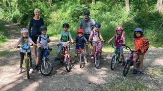 Die Kinder können auf dem Zweirad den heimischen Wald erkunden und haben dabei viel Spaß.