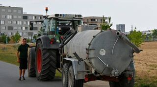 Bild oben: 4000 Liter fasst solch ein rollendes Fass, das von Gartenbauunternehmen und Bauern zur Bewässerung auf dem Spinelli-Areal verwendet wird.