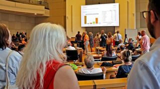 Präsentation der Wahlergebnisse am vergangenen Sonntag im Stadthaus. Ob das Rennen am 9. Juli nun ganz anders ausgeht?