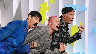 Jetzt aber schnell: Am Montag spielen die Red Hot Chili Peppers vor rund 40.000 Fans ein Open Air auf dem Mannheimer Maimarktgelände. Hier zu sehen (von links): Sänger Anthony Kiedis, Bassist Flea und Drummer Chad Smith.