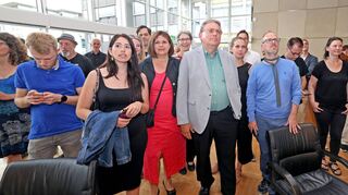 Eine Partei, viele Meinungen: Mitglieder der Grünen, darunter Kandidat Raymond Fojkar (M.), am Sonntagabend im Stadthaus.