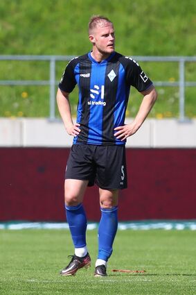 Waldhof-Kapitän Marcel Seegert mit dem Trikot, auf dem das Logo des bisherigen Hauptsponsors SI Trading prangt.